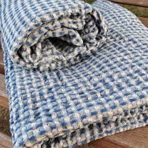 Half-linen bath towel with blue and white squares